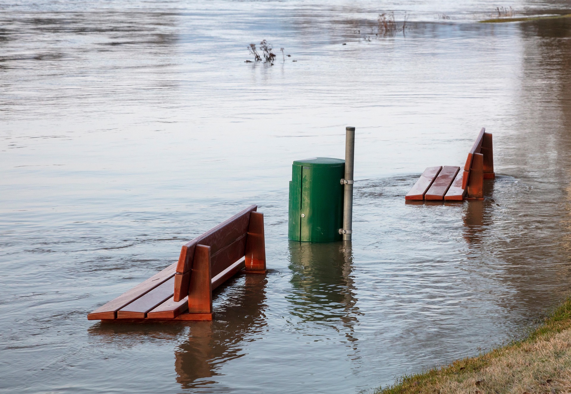 Bank und Mülleimer bei Hochwasser/Flut