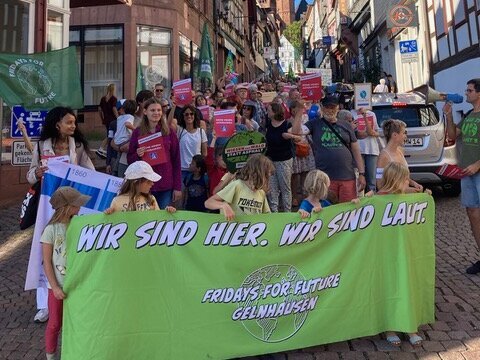 Viele Menschen demonstrieren in Gelnhausen für mehr Klimaschutz